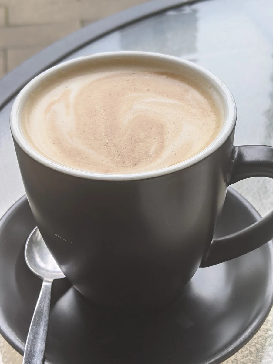 Flat White, Mon Perry