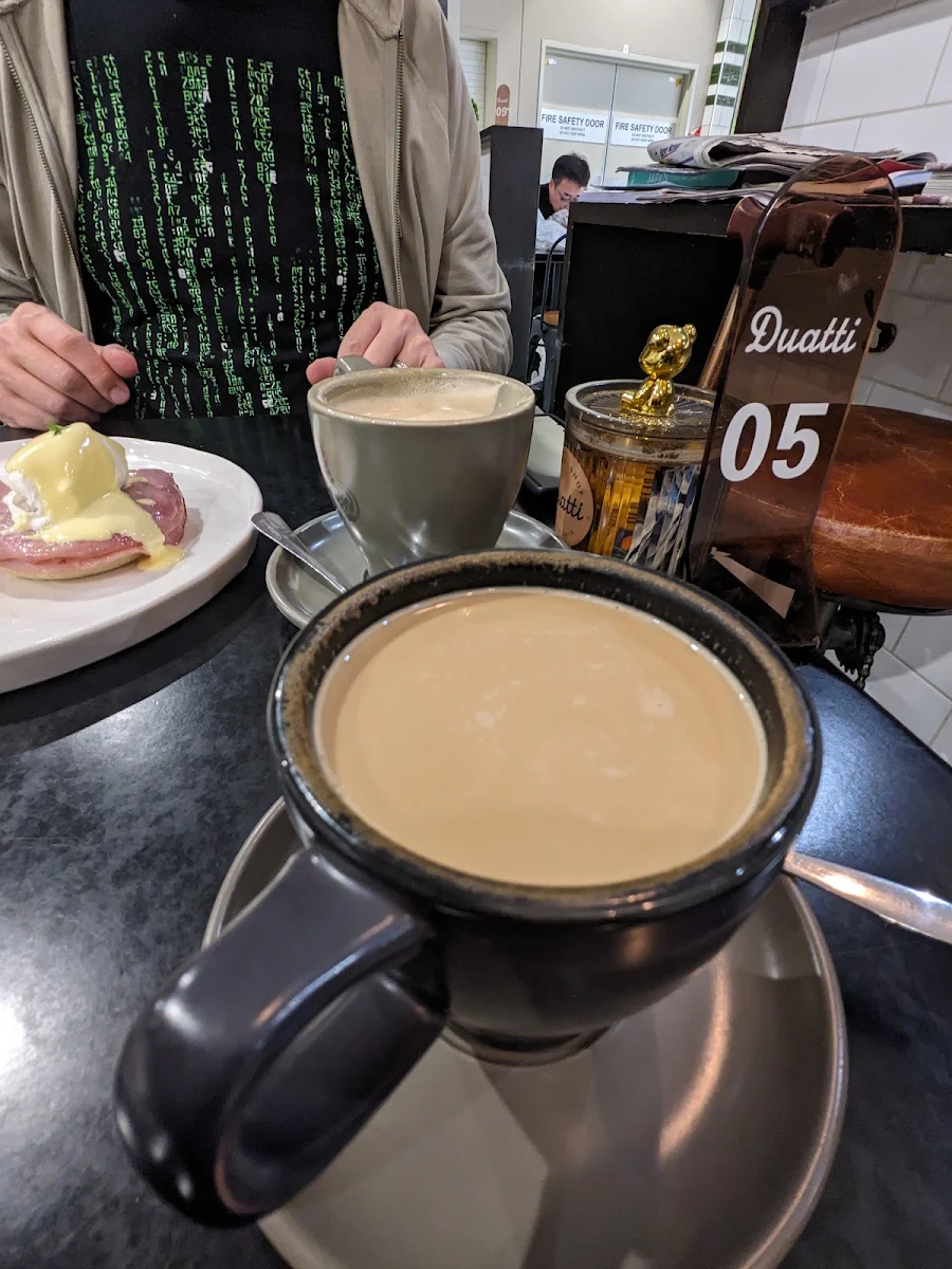 Flat White, Duatti