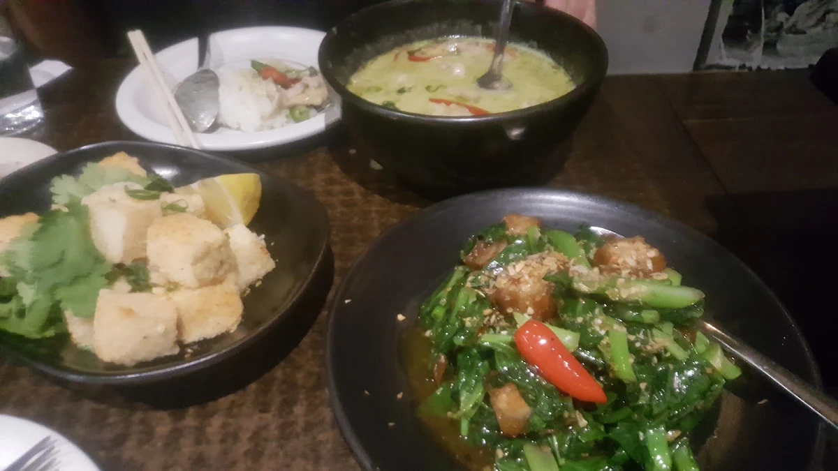 Service, Khao Pla