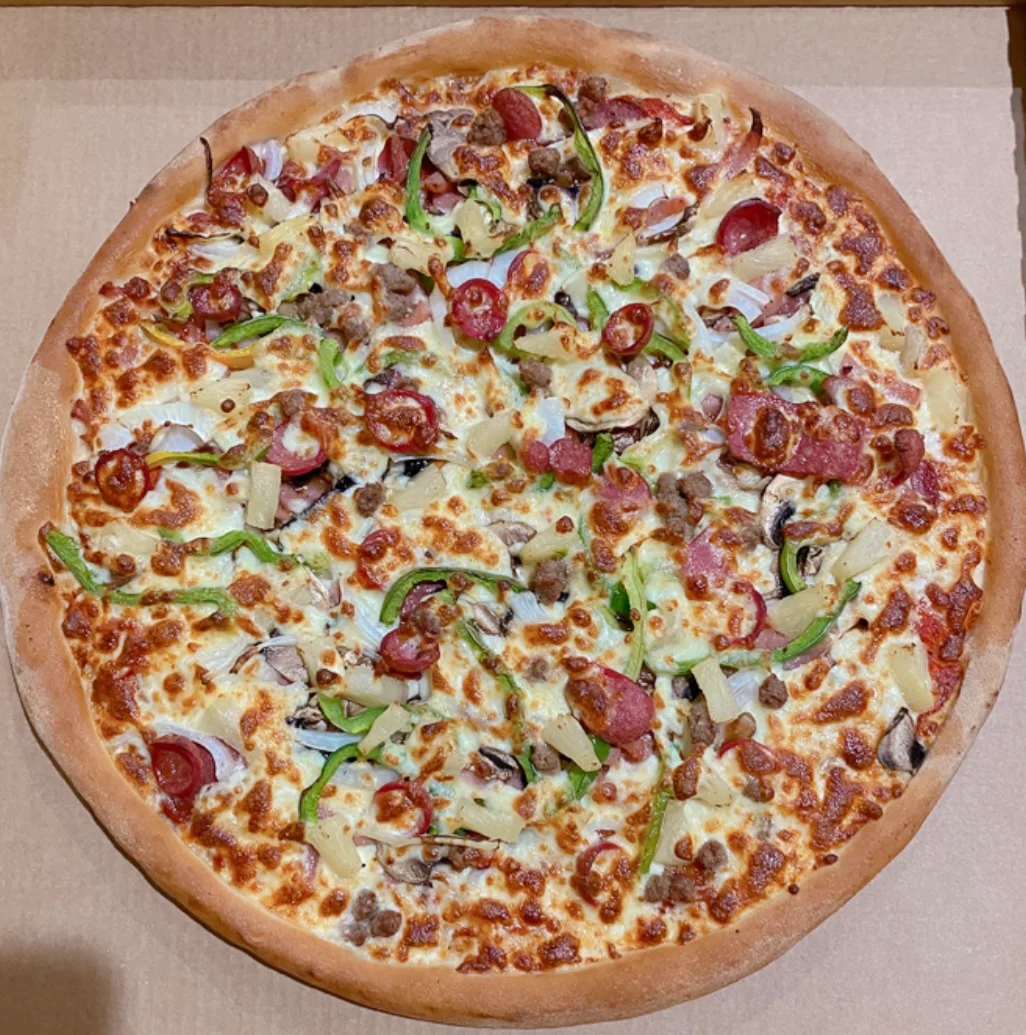 Highlights, Mona's Pizza