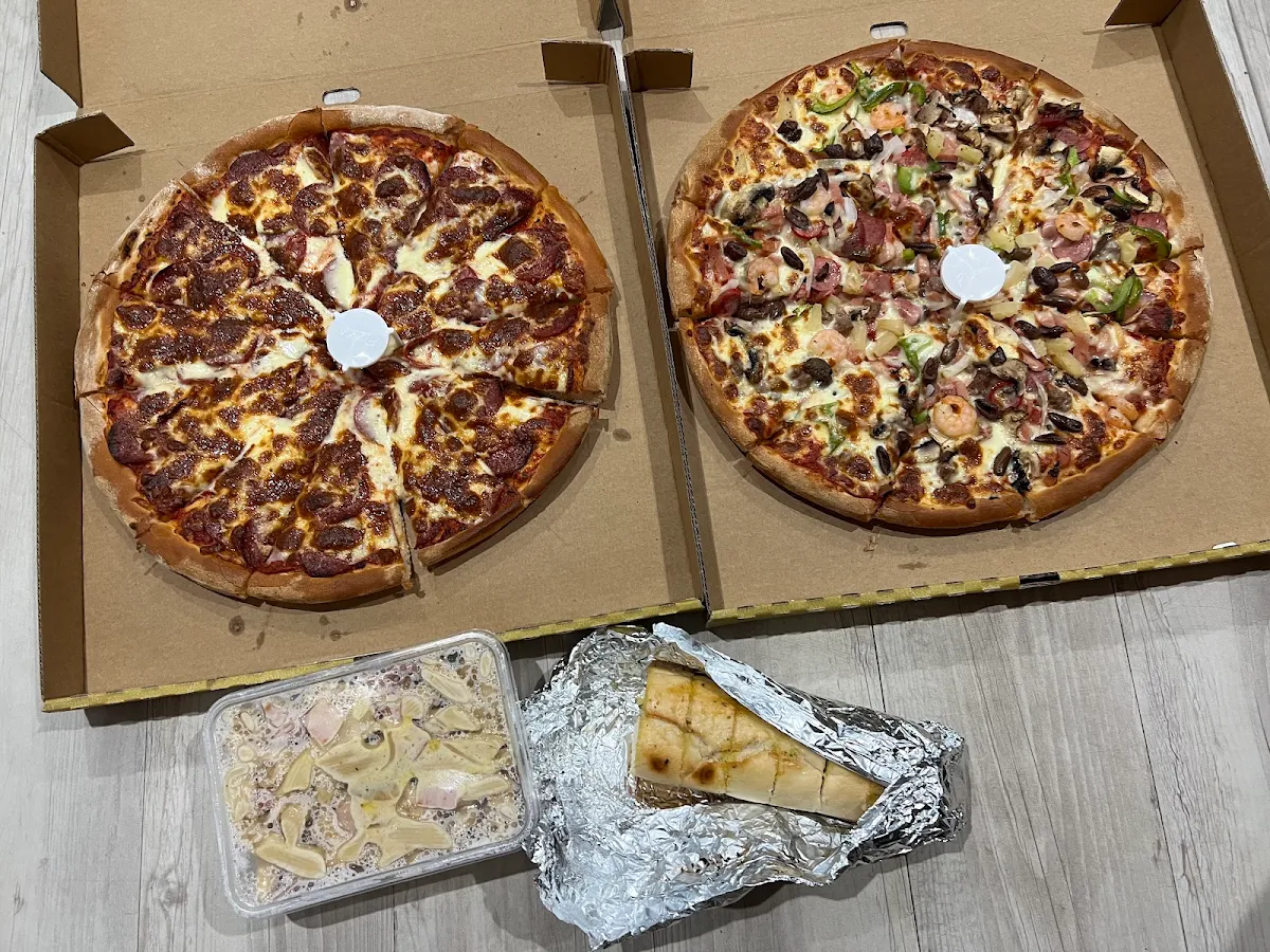 Highlights, Mona's Pizza
