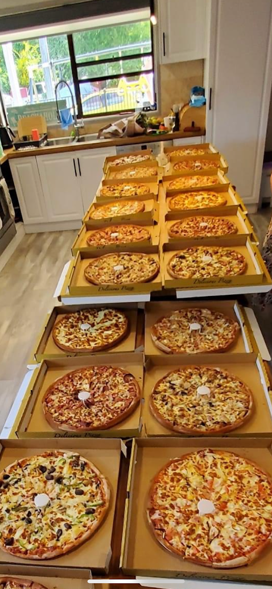Highlights, Mona's Pizza