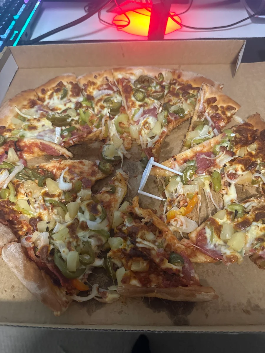 Highlights, Mona's Pizza