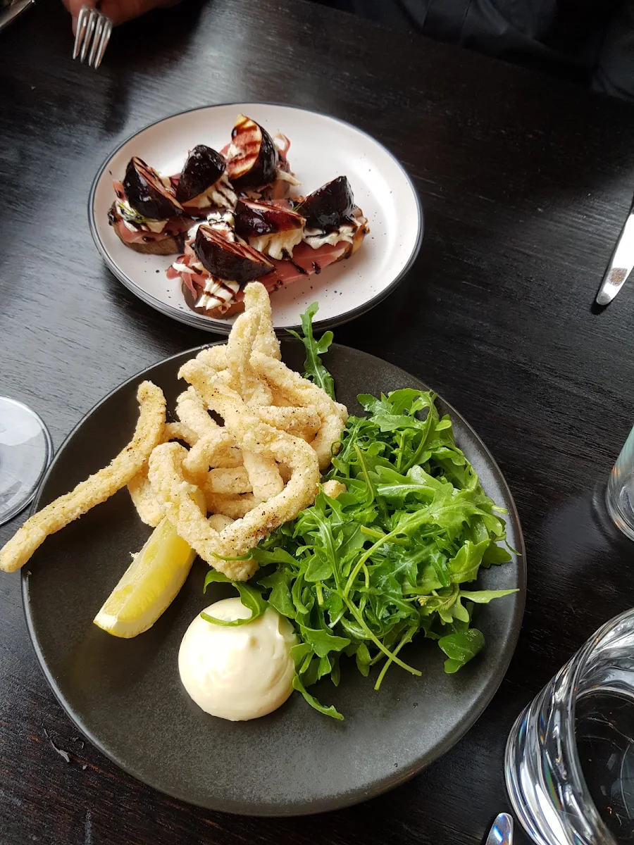 Fried Calamari with Wild Rocket Aloll & Lemon