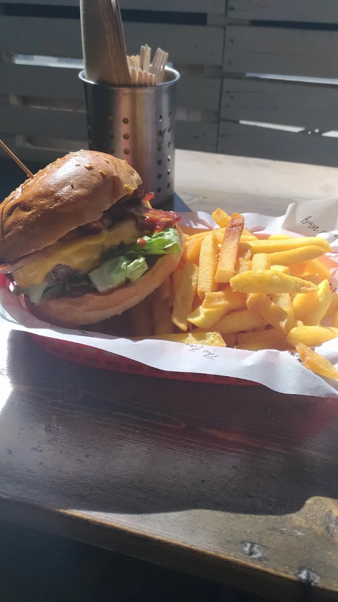 USA Burger Combo, The Famished Wolf Braeside