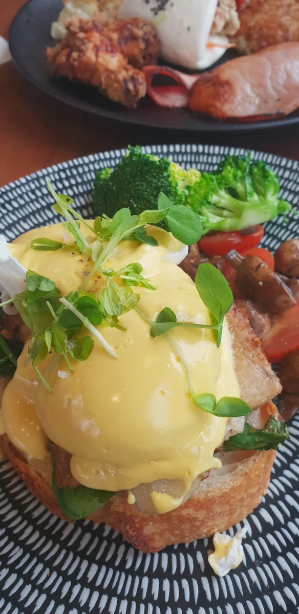 Eggs Benedict Aburi Salmon