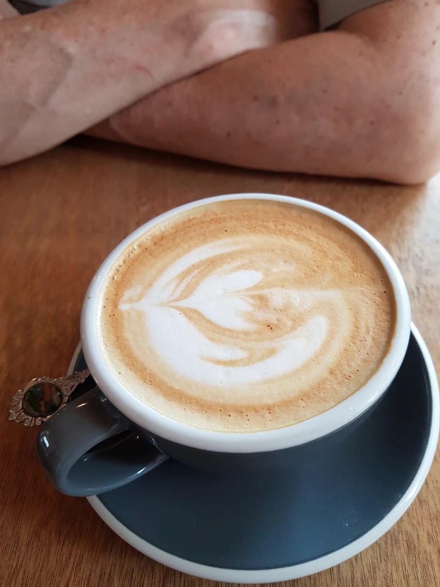 Flat White, Holly Rayes