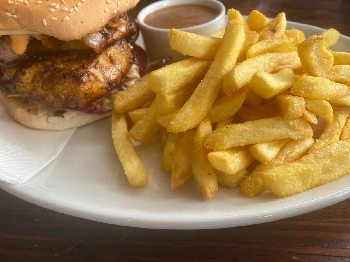 Cheeseburger & Chips, The Peak Pub