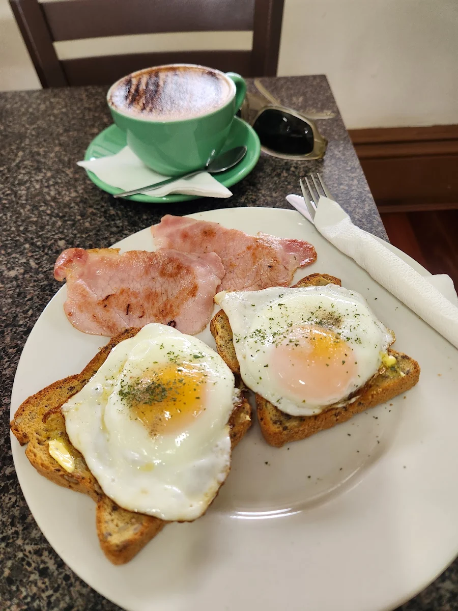Fried Eggs on Toast with Bacon