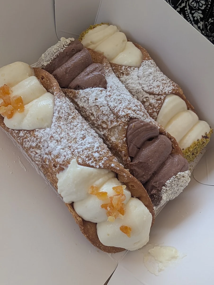 Canoli, The 3 Legs Cafe