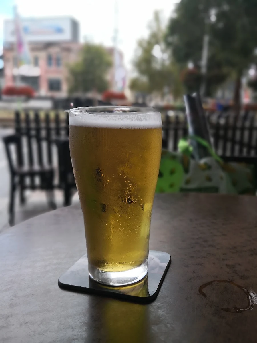Beers Outside, Kinselas Hotel