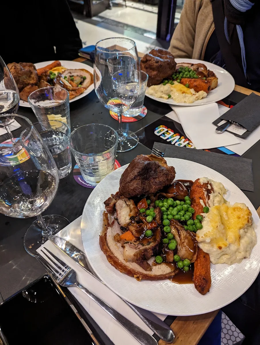 Highlights, Kinselas Hotel
