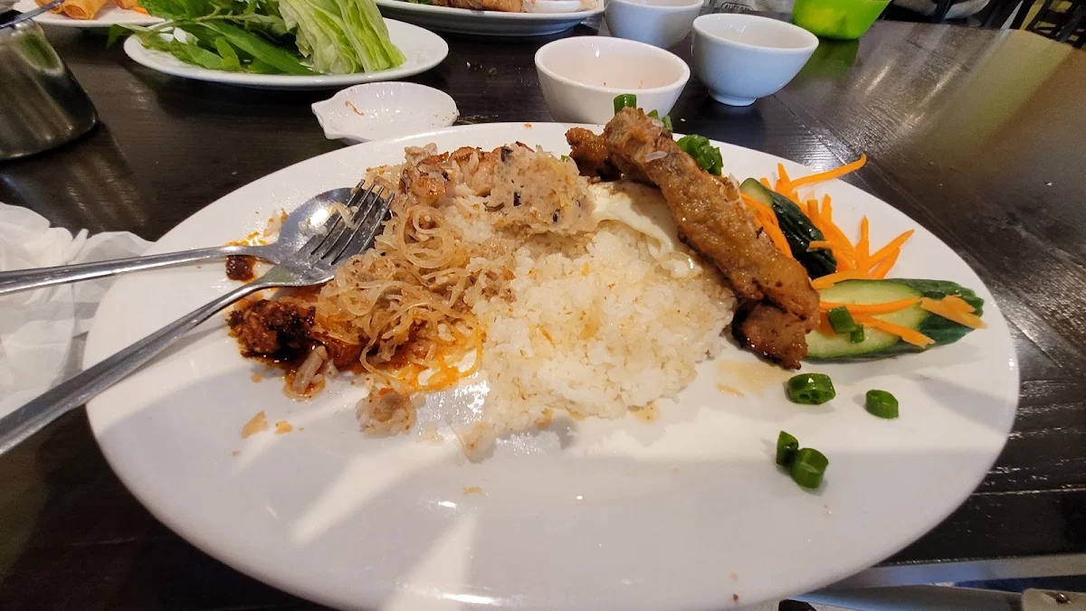 Broken Rice Special, Hao Vinh