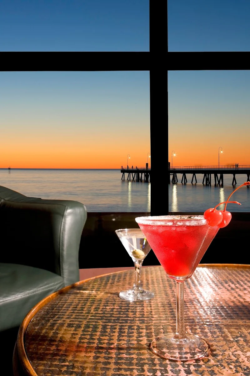 Highlights, Horizons Cocktail Lounge