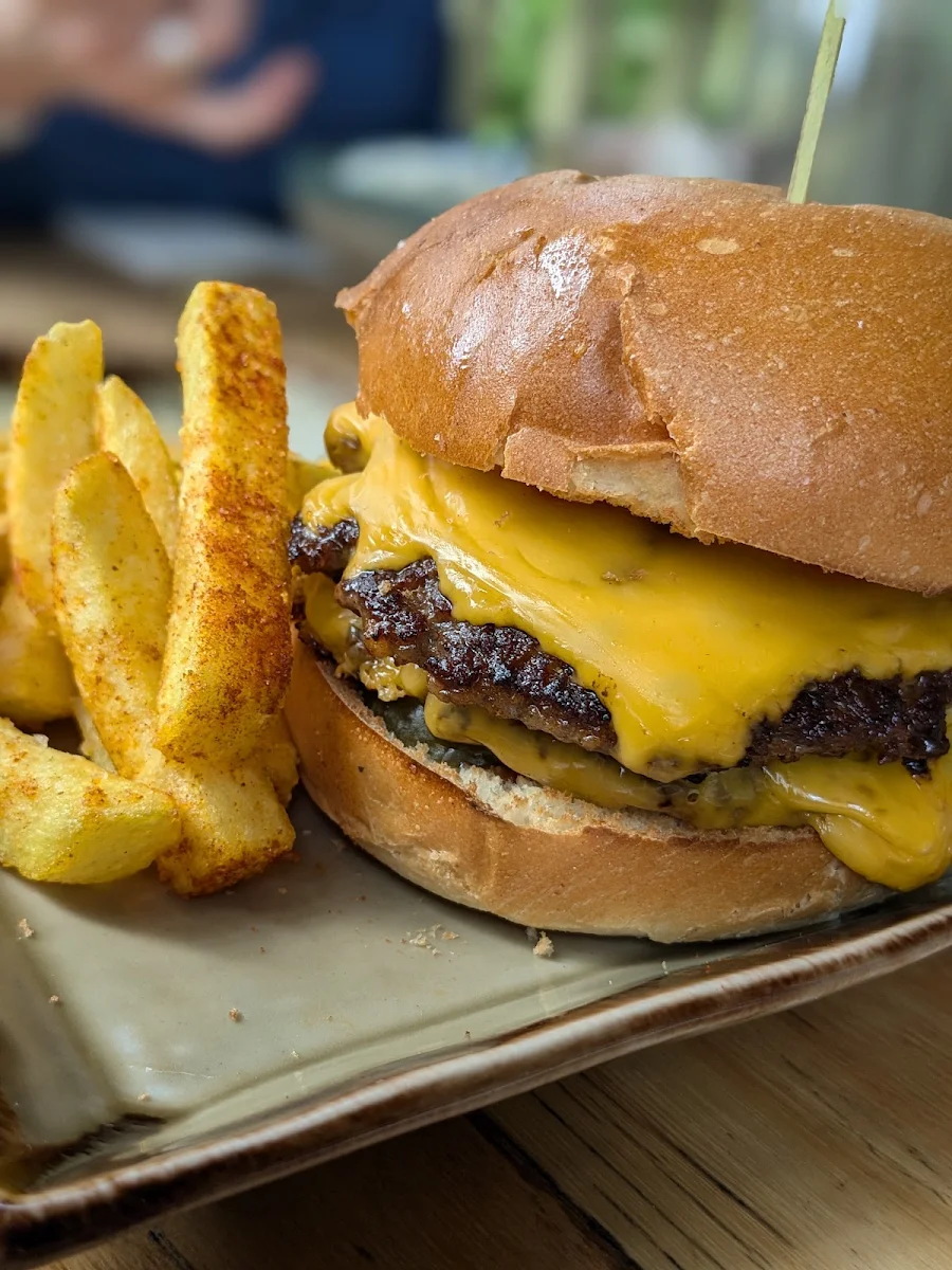Double Cheeseburger, Warrandyte Stonehouse Cafe