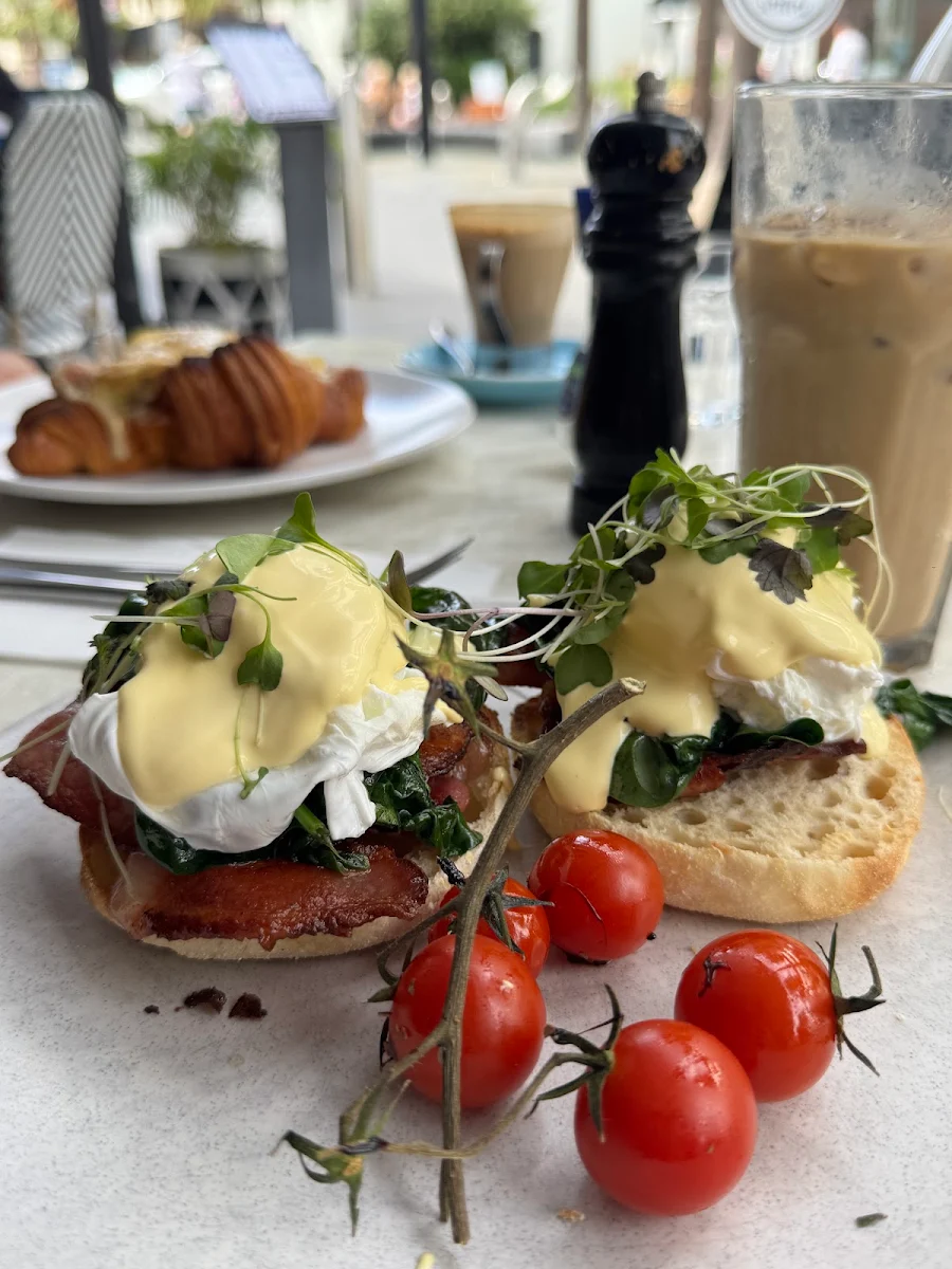 Egg Benny with Salmon Fillet