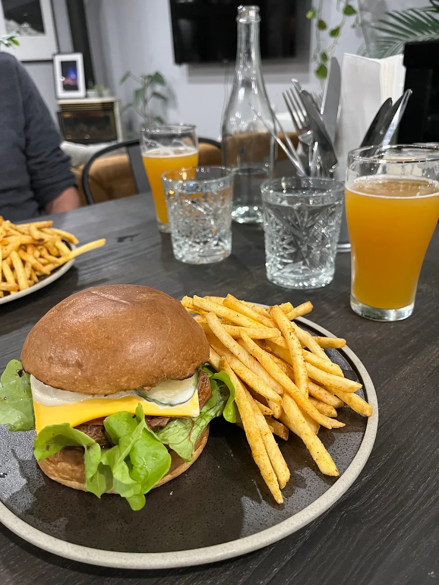 Beef Burger with Side Chips