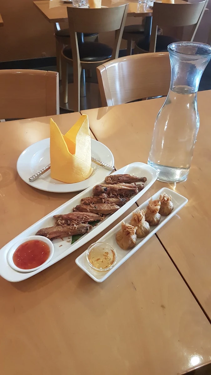 Wings, Khao Hom Thai Restaurant