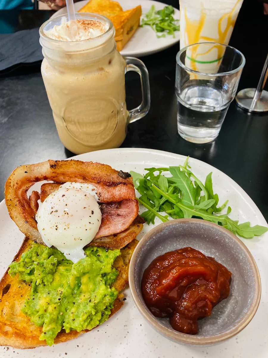 Highlights, Corner Café