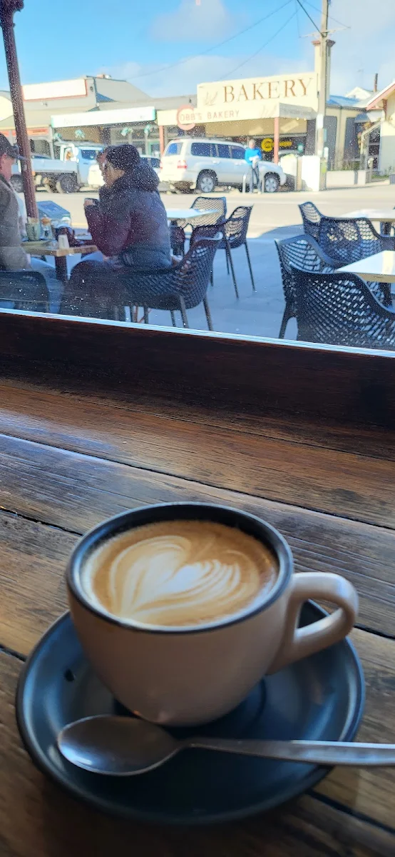 Flat White, Bank St + Co