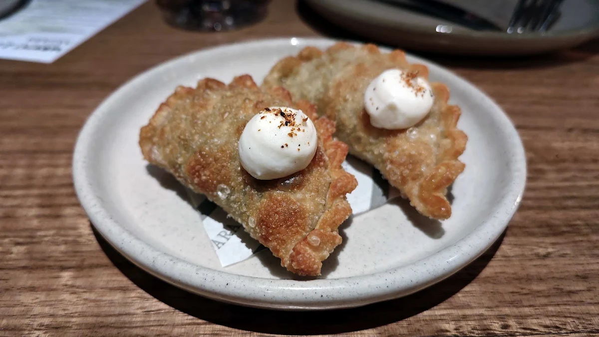 Empanada, ARU at Antara