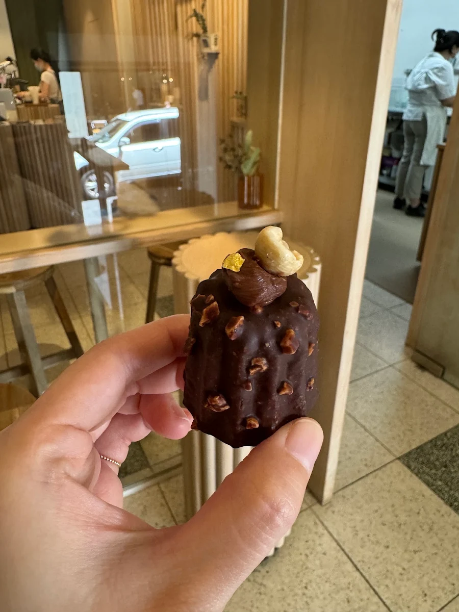 Ferrero Rocher Canelé, Kudo