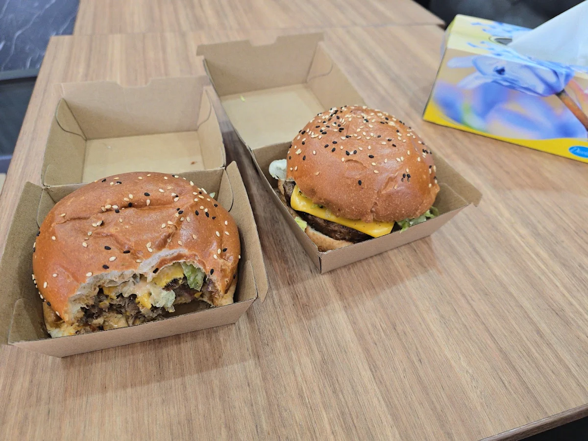 Beef Burger, Mina Auburn Pizzeria