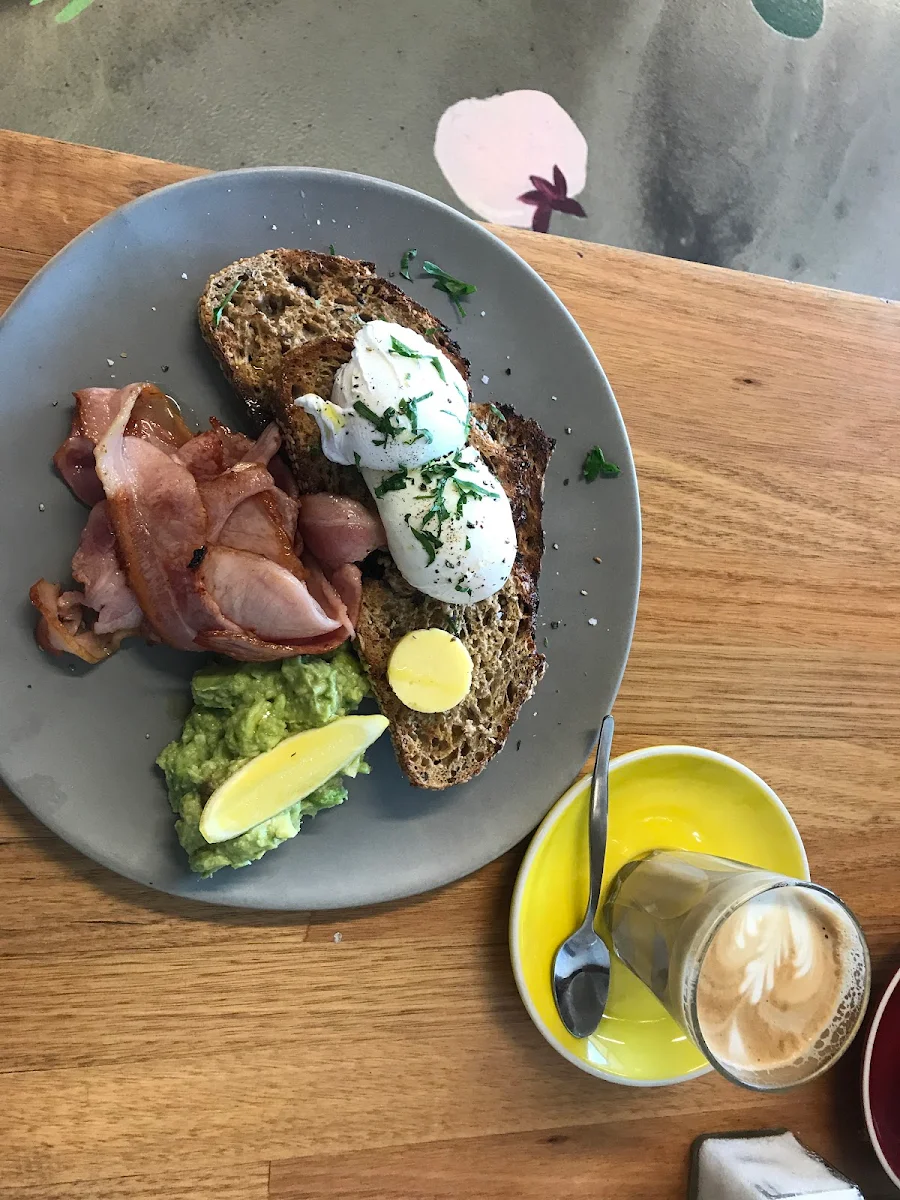 Eggs Benedict, Local Press Cafe