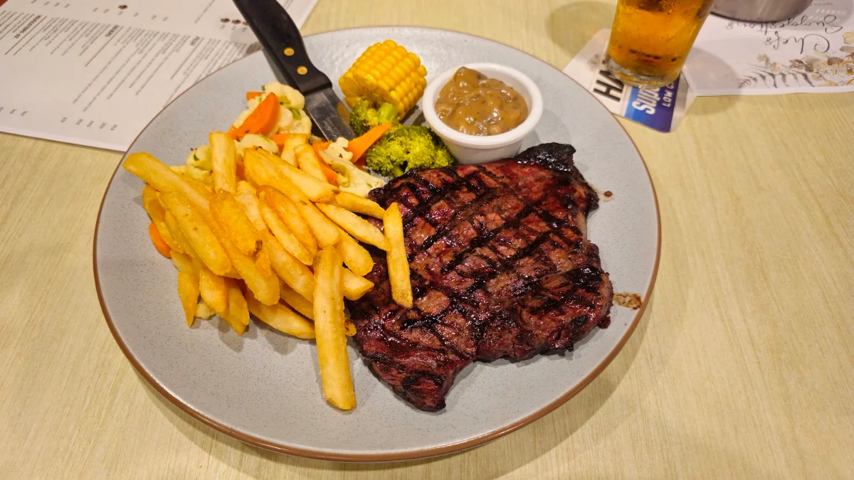 300g Rump Steak with Chips and Vegetables
