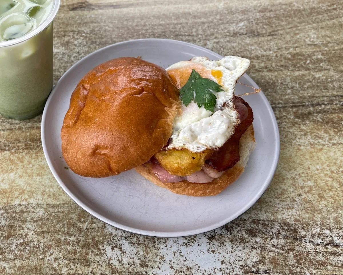 BAE Roll, Benzin Cafe