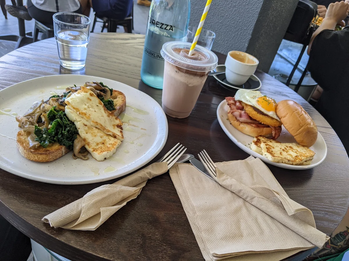 Mushroom Stack, Benzin Cafe