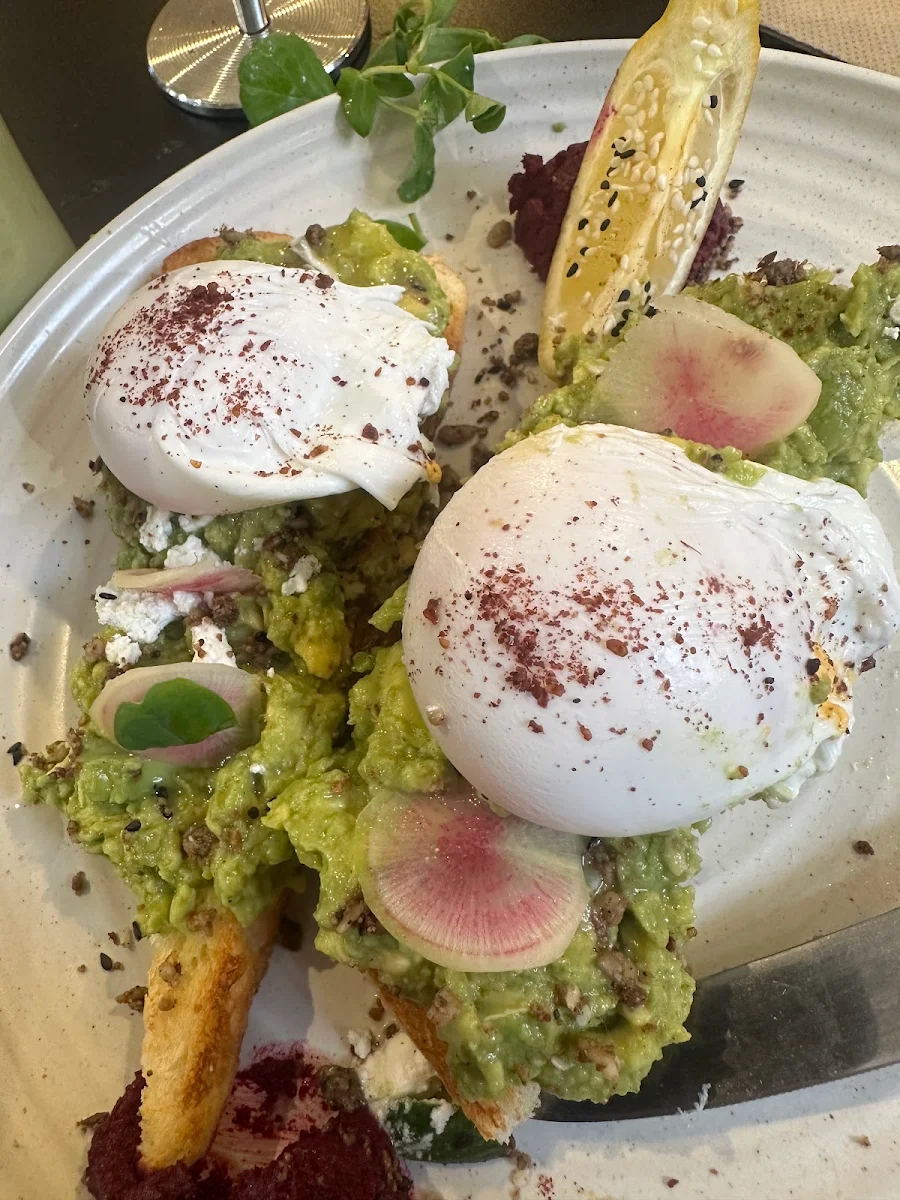 Avocado Smashed, Momentum Cafe
