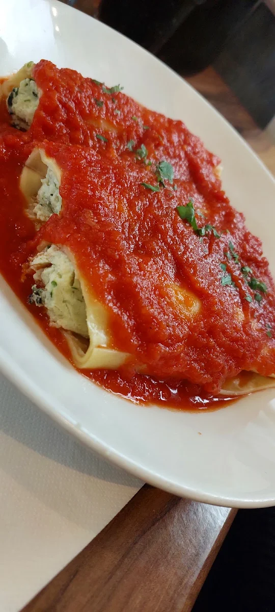 Cannoli, La Porchetta | Best Italian Restaurant in Ivanhoe