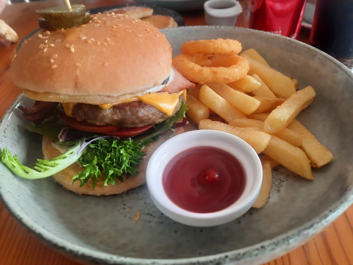 Beef Burger, Barrabool Maze Estate