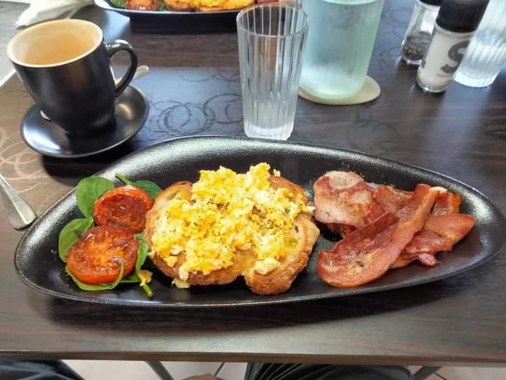 Eggs and Bacon, Cafe Johalia
