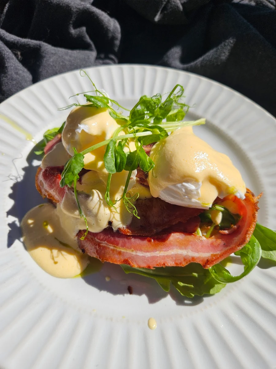 Benedict Eggs, Little Sisto