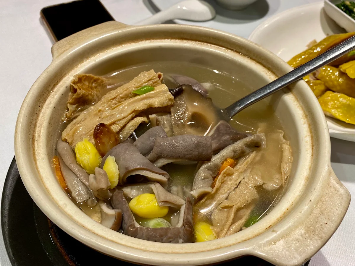 Stewed Pork Tripe with Ginkgo and Pepper in Clay Pot