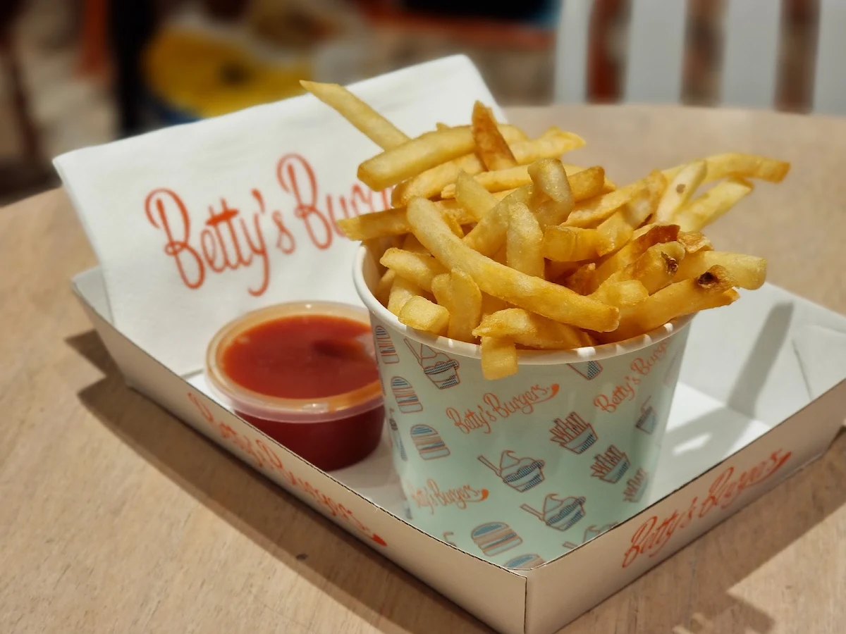 칩스, Betty's Burgers