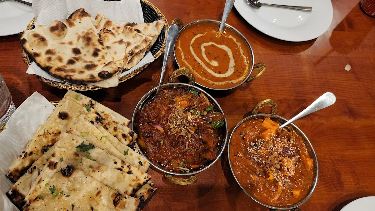 Dal Makhani Butter Naan Garlic Naan Chilli Paneer Mushroom Curry