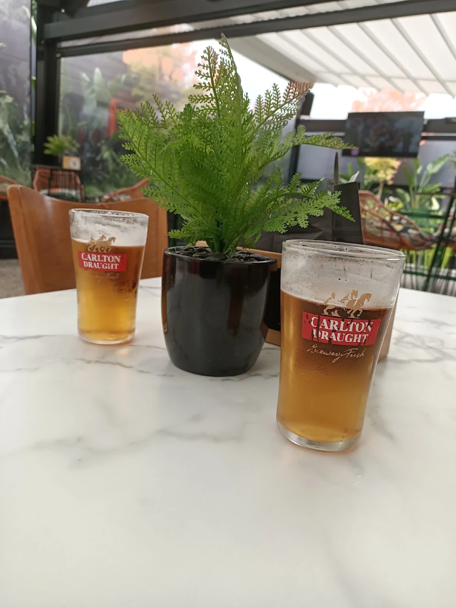 Nice Cold Beer, Elephant & Castle Hotel