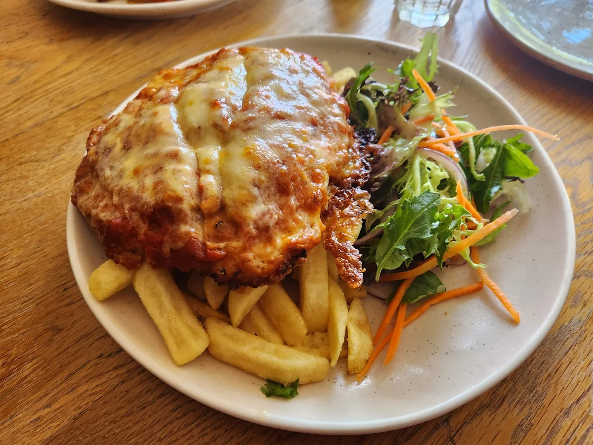 Parmi, Elephant & Castle Hotel