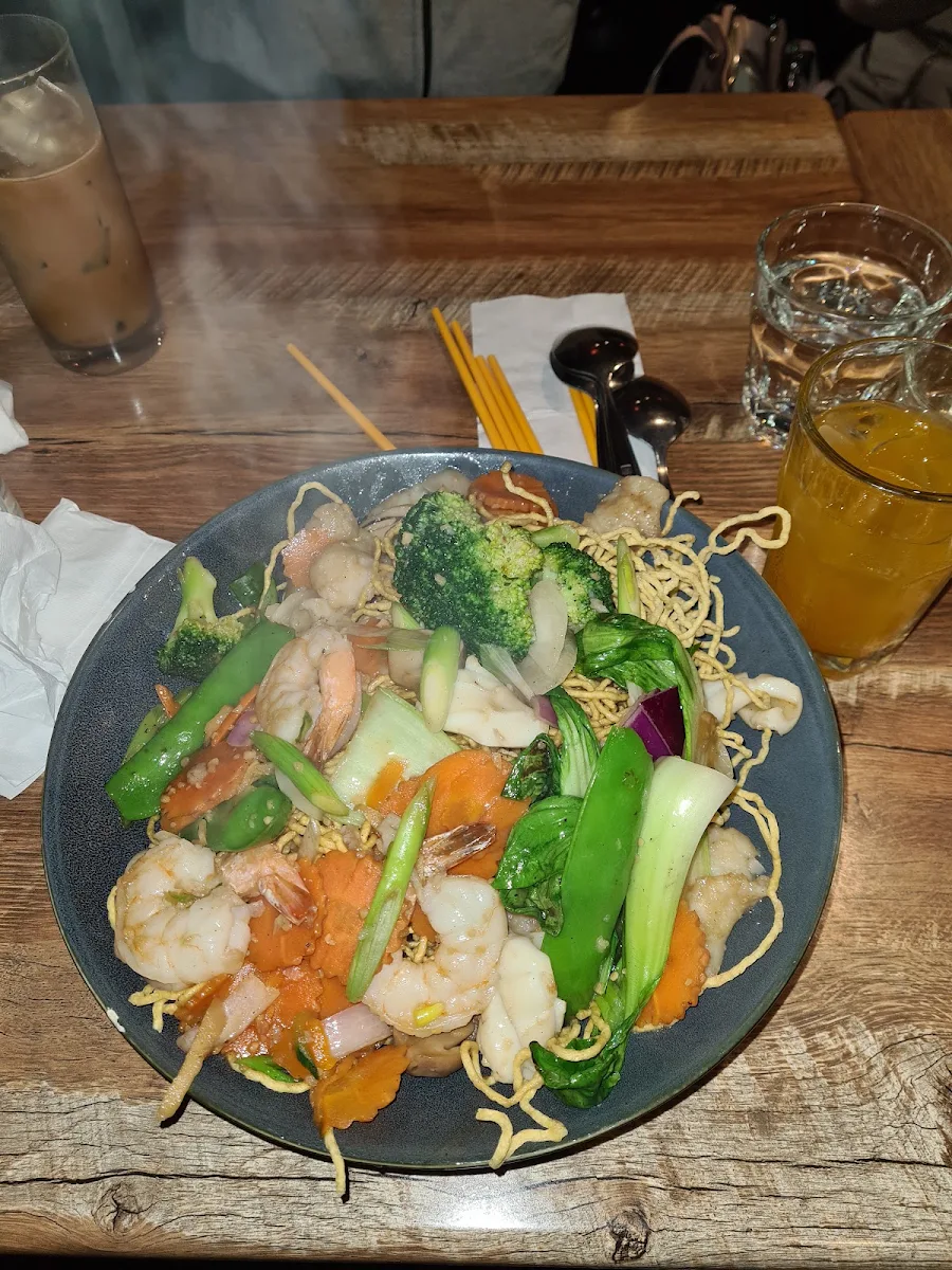Stir-Fry Seafood with Egg Noodle