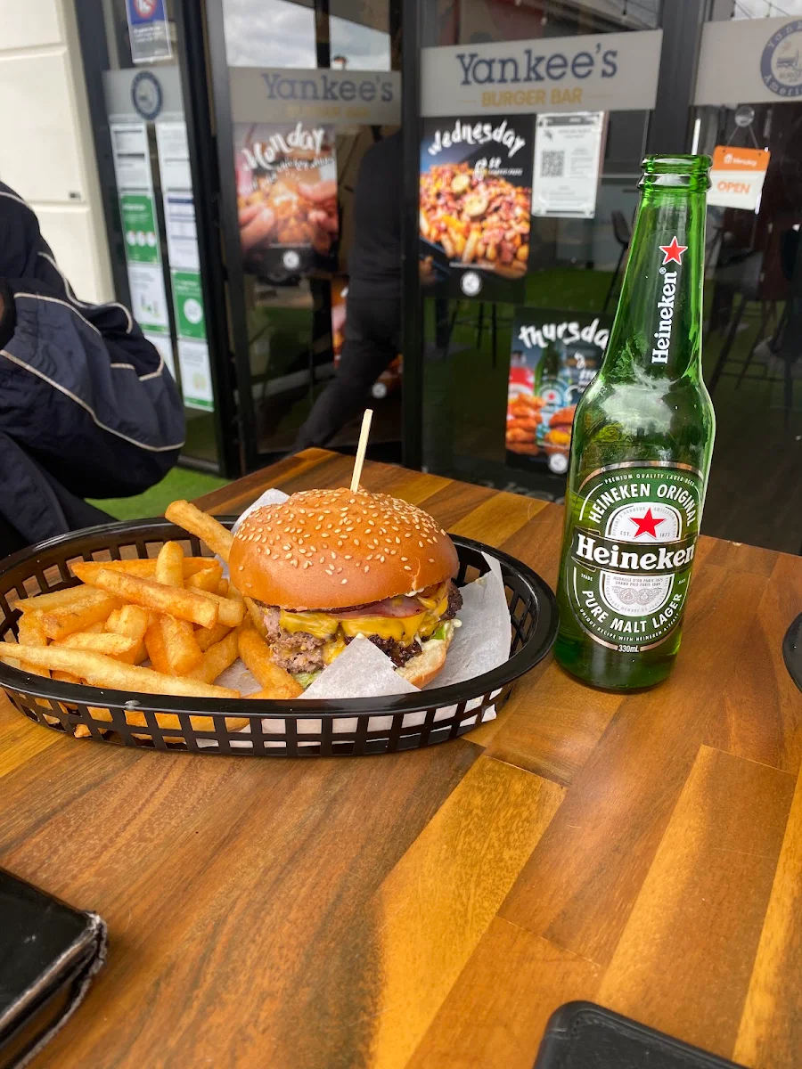 Cheeseburger, Yankee's Burger Bar - Mile end