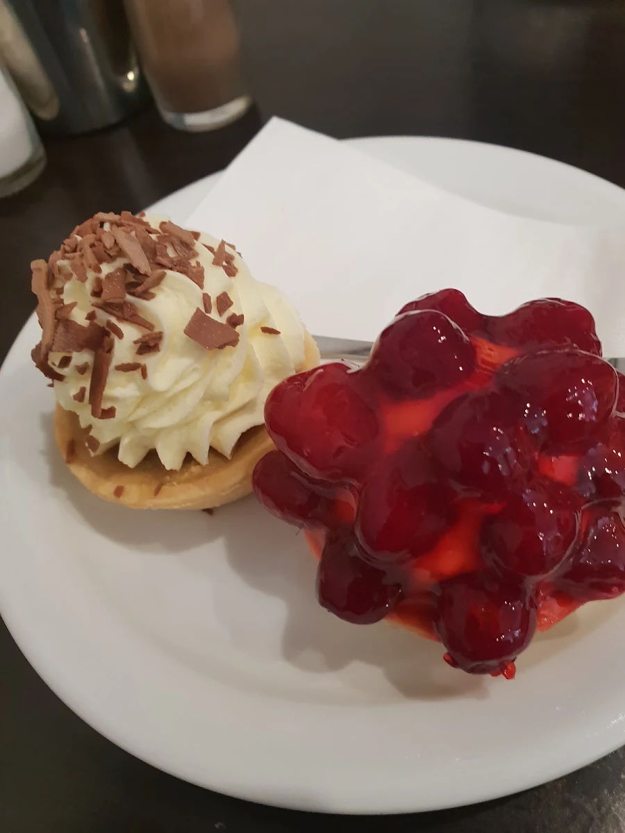 Banana Caramel Tart & Raspberry Tart