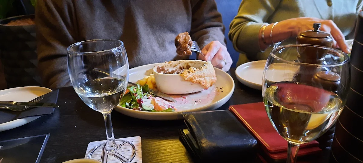 Beef & Ale Pie, Bistro, Katoomba Family Hotel