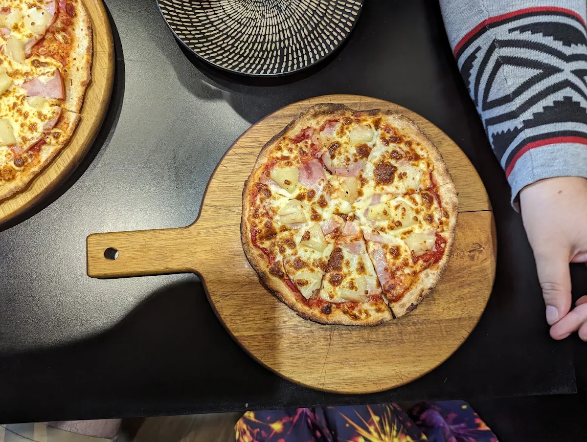 Hawaiian Pizza, Crust Pizza Port Macquarie