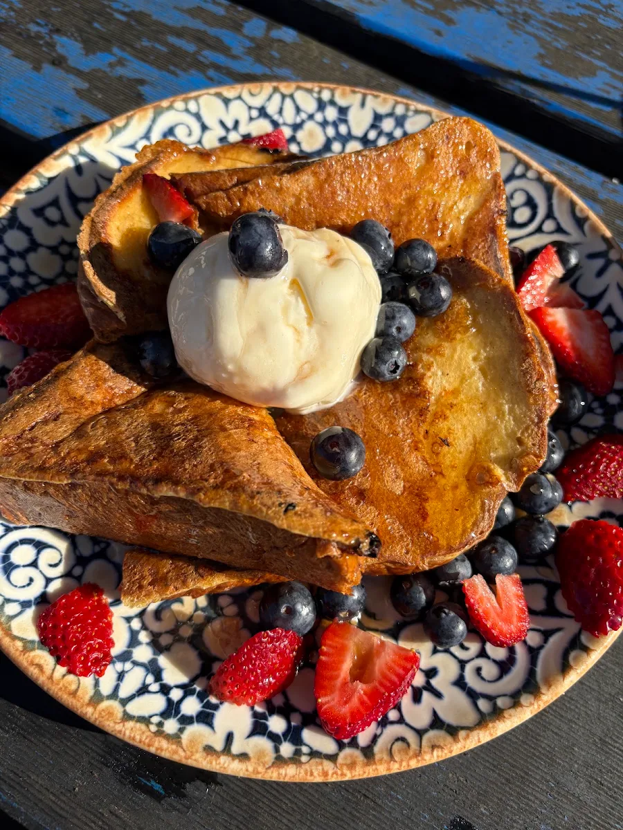 French Toast with Maple Syrup and Fresh Fruit