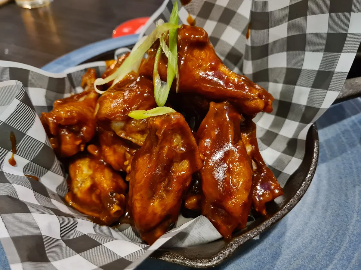 Buffalo Wings, Agincourt Hotel