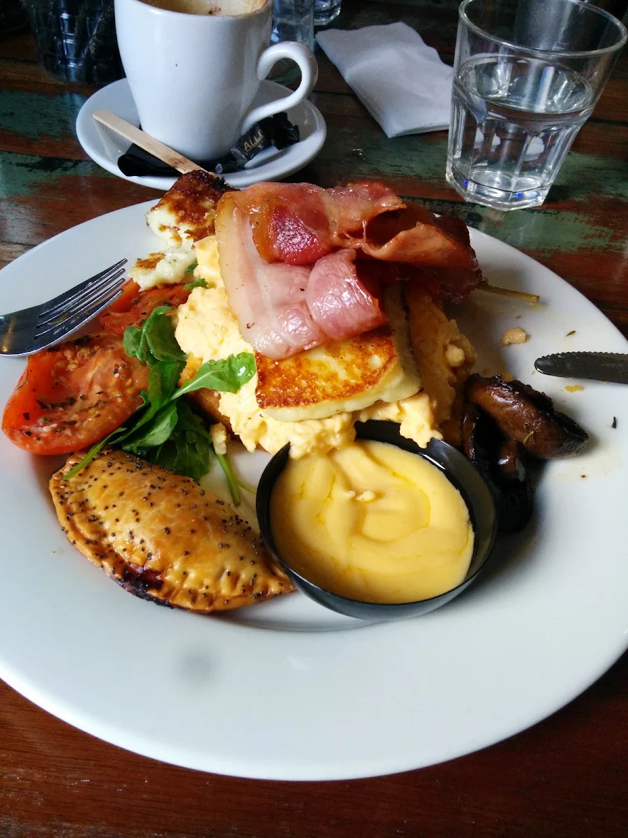 Highlights, Shady Palms Cafe & Bar