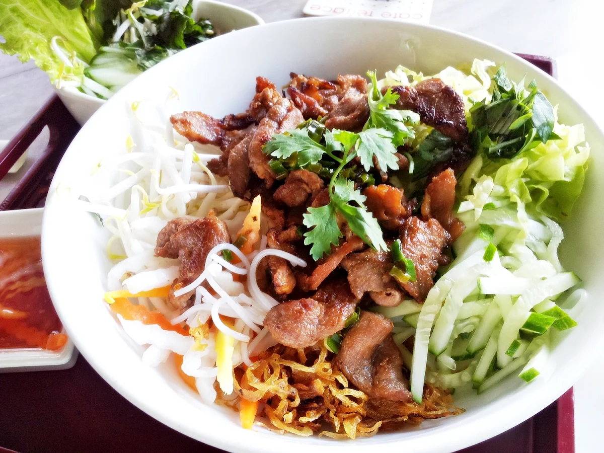 Vermicelli Noodles with Salad & Vegan Duck